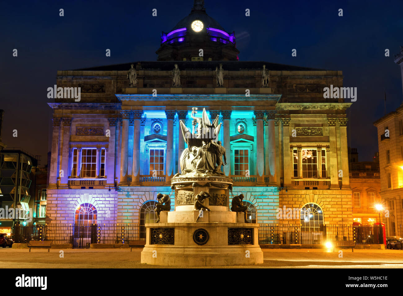 Die Nelson Denkmal mit Liverpool Rathaus beleuchtet in lgbtq Farben vor Stolz in Liverpool 2019 Wochenende die Rekordzahlen angezogen. Stockfoto
