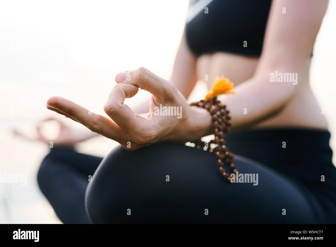 Nahaufnahme der unkenntlich Frau auf Gedanken konzentriert Stockfoto