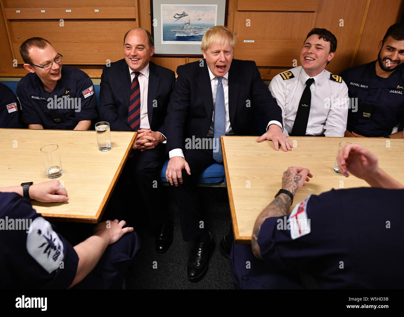 Premierminister Boris Johnson mit Verteidigungsminister Ben Wallace trifft auf eine Mannschaft, die als besucht er HMS Vengeance bei HM Naval Base Clyde in Faslane, Schottland. Stockfoto