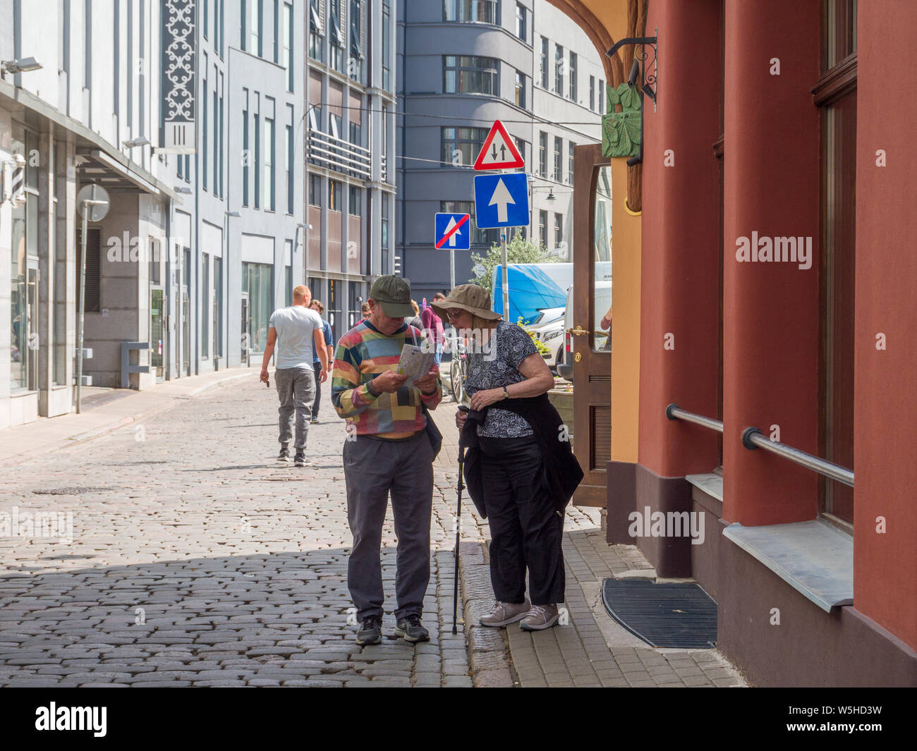 Aktive Senioren entdecken die Stadt mit einer Karte, Riga, Lettland, Baltikum, EU. Stockfoto