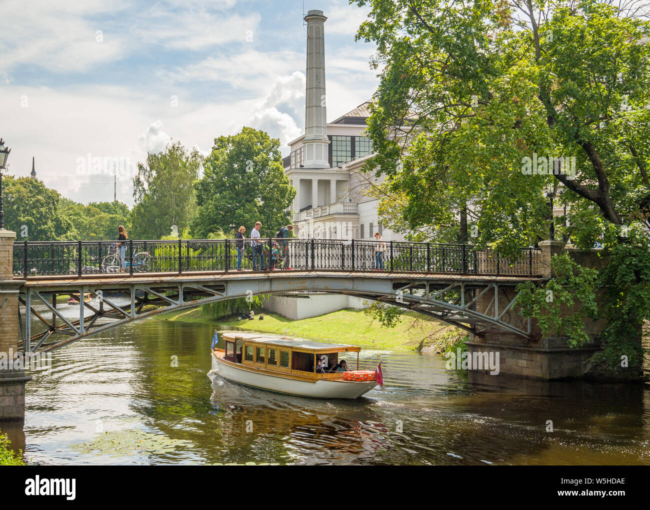 Boot und Brücke in Vermanes Garten im Sommer, Riga, Lettland, Baltikum, EU. Stockfoto