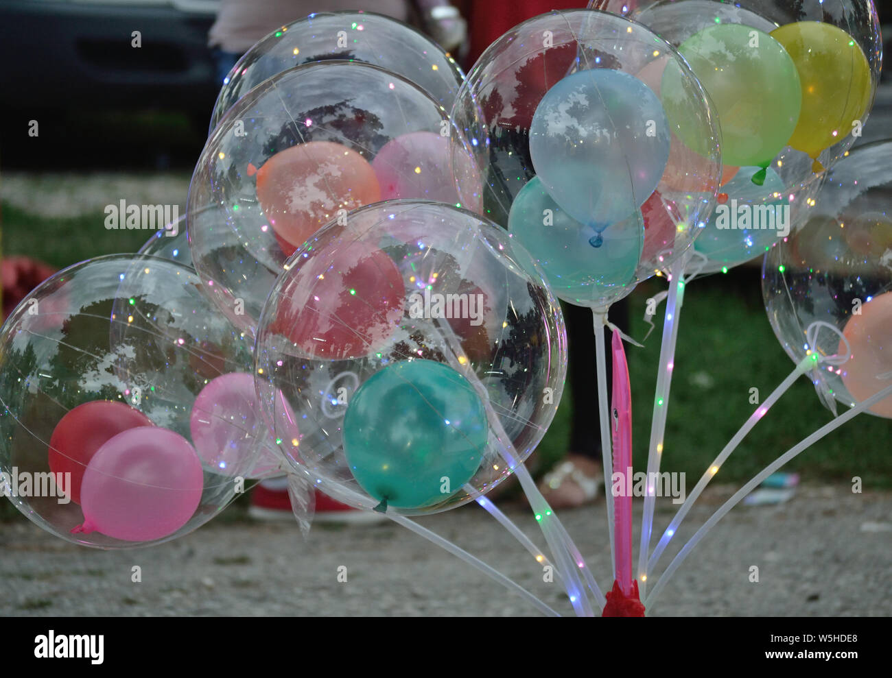 Klar transparent Helium Luftballons mit Multi-color Licht und farbigen Luftballons innen Stockfoto