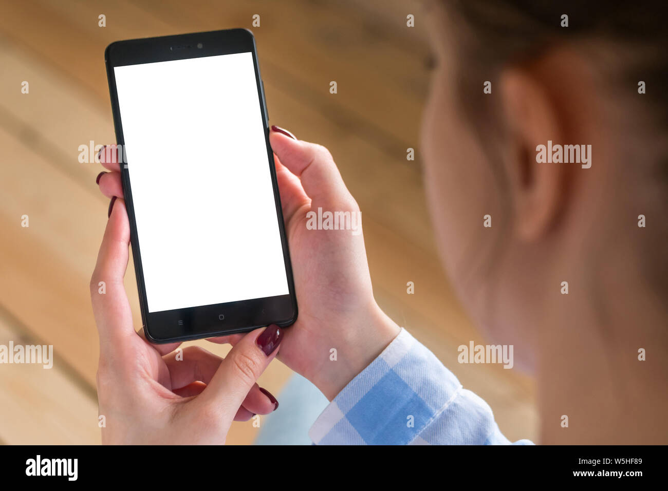 Frau Suchen auf Smartphone mit weißen leere Anzeige Stockfoto
