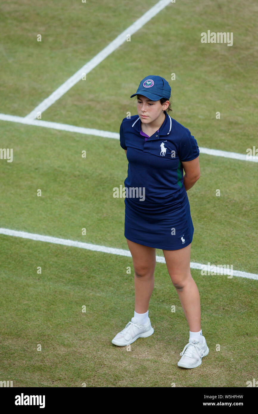 Eine Kugel Mädchen während einer Partie Tennis auf den Meisterschaften, Wimbledon 2019 Stockfoto