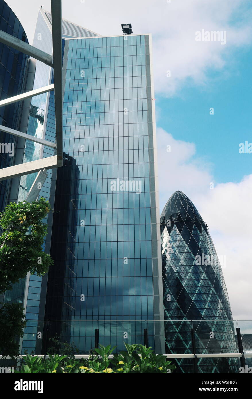 Hochhäuser, darunter The Gherkin, geschossen von einem Dachgarten in London, UK. Stockfoto