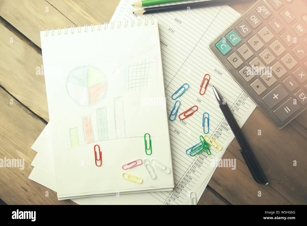 Schreibwaren Objekte auf Holz Tisch mit offenen Notebook. Stockfoto