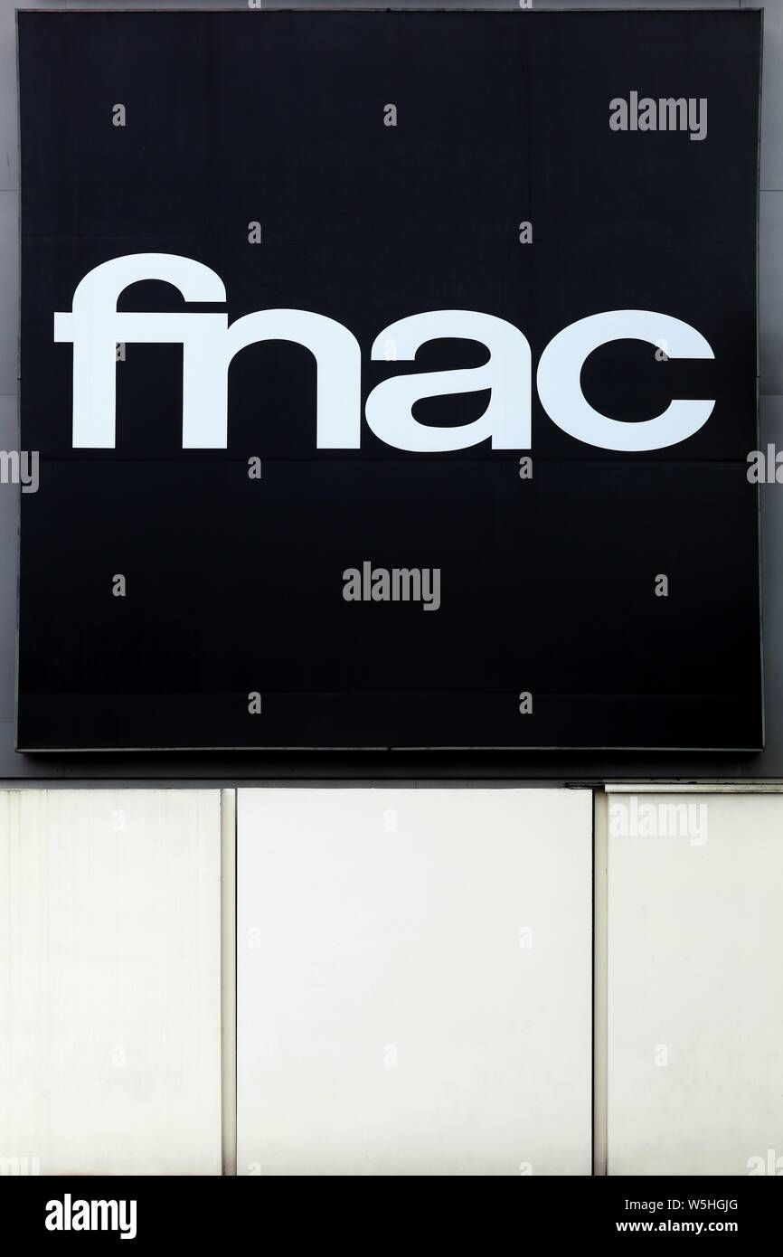 Evry, Frankreich - 24. September 2015: Fnac Logo auf eine Wand. Fnac ist eine große französische Einzelhandelskette verkauf Kultur- und elektronische Produkte Stockfoto