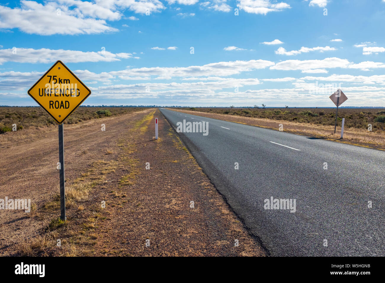 Australische Schild für ohne Fencing Straße für 75 km im ländlichen New South Wales Australien Stockfoto