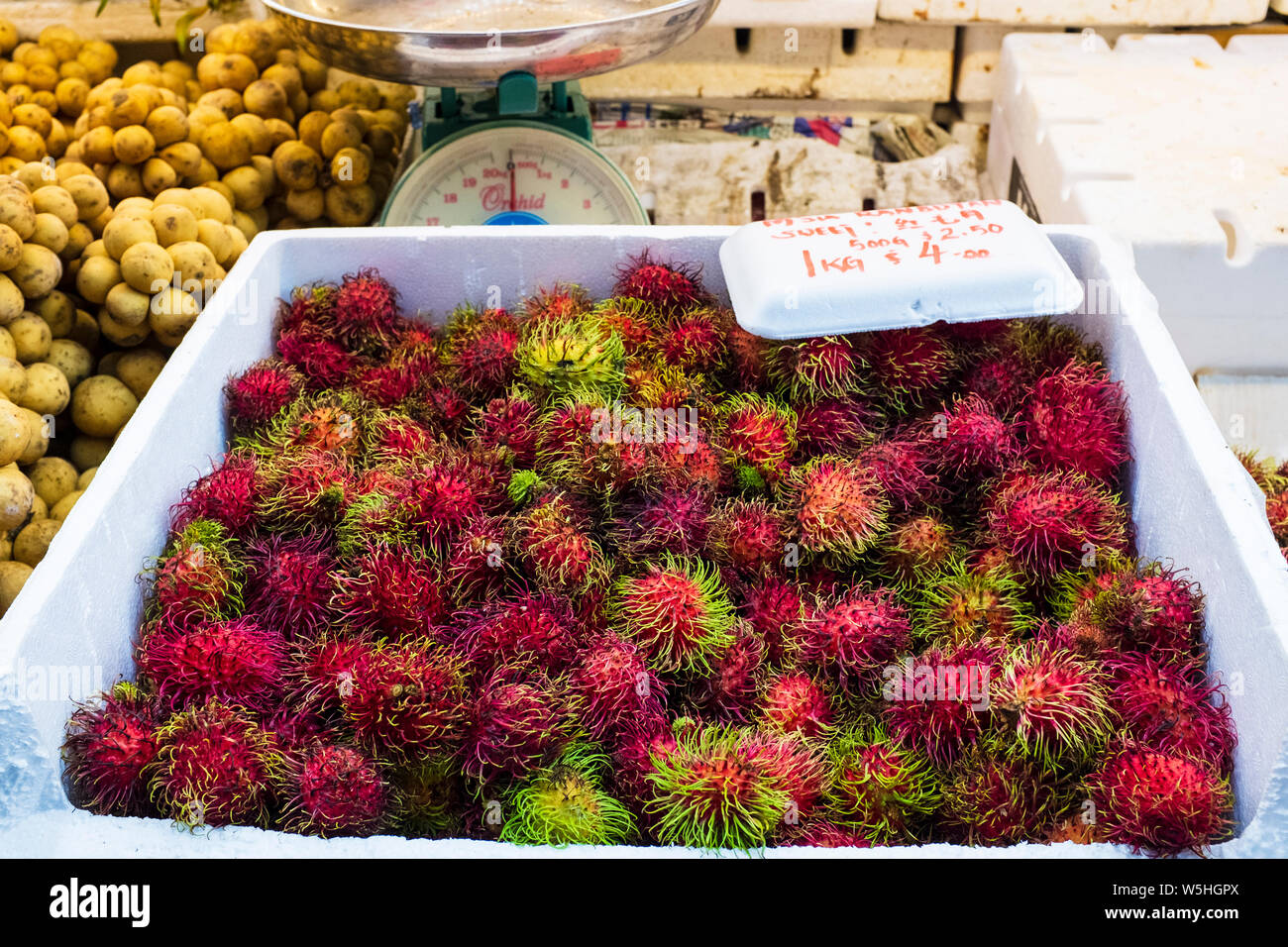 Frische Rambutan für Verkauf an den Markt in Singapur Stockfoto