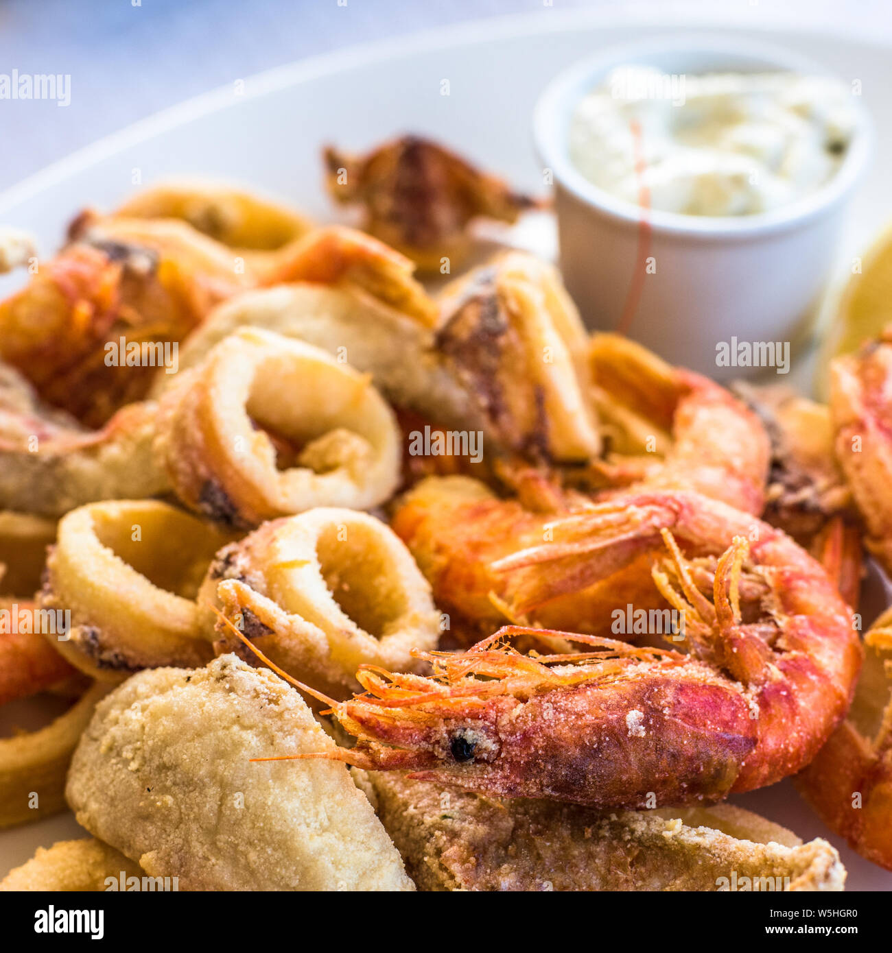 Tief Gemischt gebratenen Fisch, Garnelen und Tintenfisch platter Stockfoto