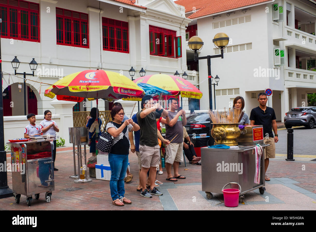 Die Menschen beten Holding Räucherstäbchen vor einem Tempel in Waterloo St Singapur Stockfoto