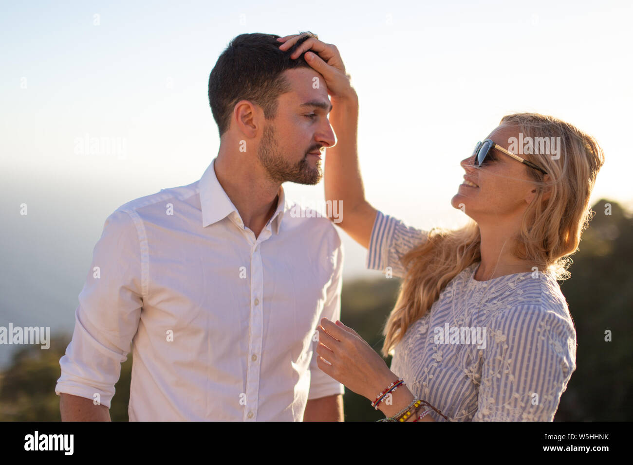 Glückliches junges Paar in Liebe im Sonnenuntergang Lächeln, genießen Sie Momente zusammen Stockfoto