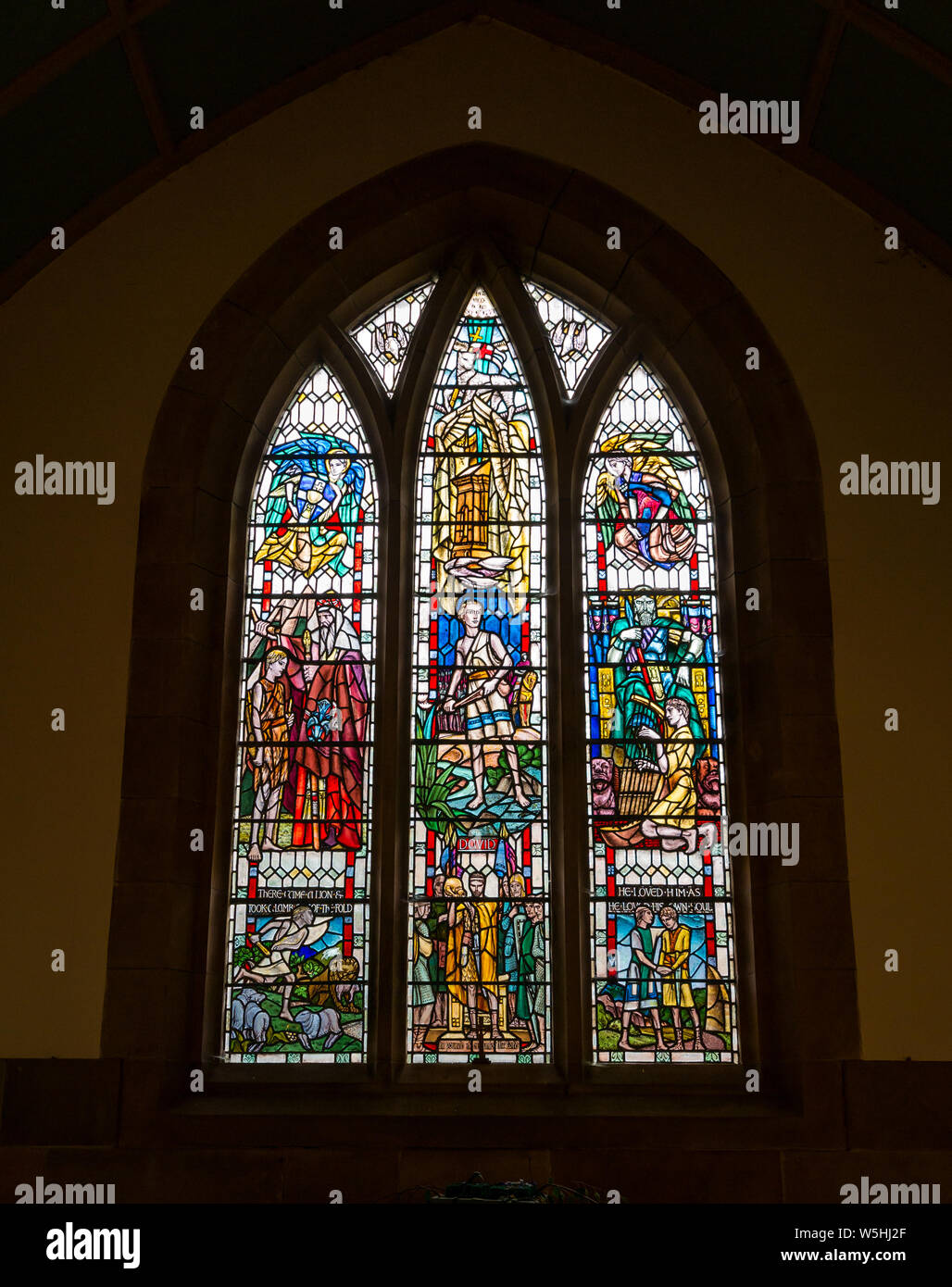 Religiöses Buntglasfenster, das das Leben von König David von Douglas Strachan, Humbie Parish Church, East Lothian, Schottland, Großbritannien, darstellt Stockfoto