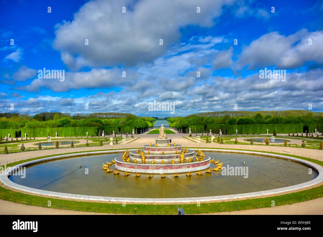 Versailles, Frankreich - 24 April 2019: Brunnen der Latona im Garten von Schloss Versailles an einem sonnigen Tag ausserhalb von Paris, Frankreich. Stockfoto