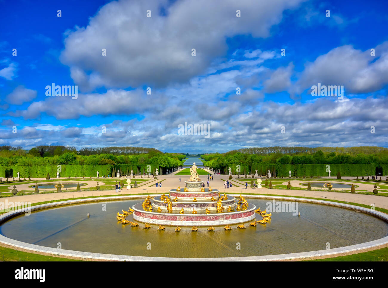 Versailles, Frankreich - 24 April 2019: Brunnen der Latona im Garten von Schloss Versailles an einem sonnigen Tag ausserhalb von Paris, Frankreich. Stockfoto