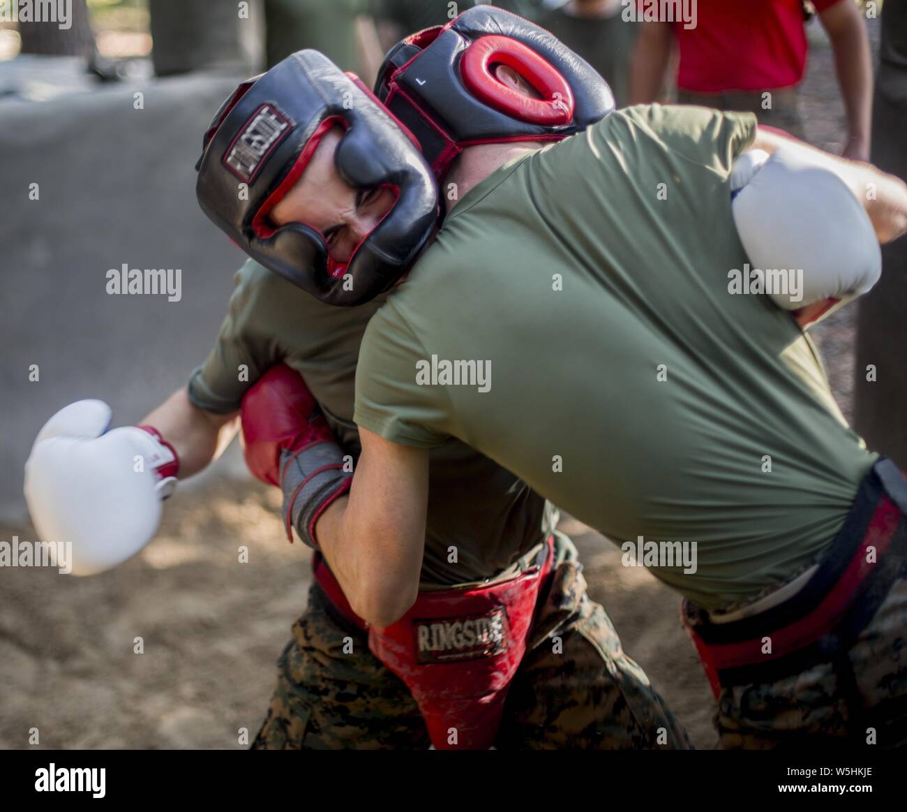 Rekruten mit Delta Firma, 1 Recruit Training Bataillon, Praxis die Grundlagen der Körper sparring auf Marine Corps Recruit Depot Parris Island, S. C, 25. Juli 2019. Juli 25, 2019. Körper sparring ist eine Übung, die die Grundlagen des Marine Corps Kampfkunst und Kräfte Rekruten ist beispielhaft für die körperliche und geistige Müdigkeit zu überwinden. (U.S. Marine Corps Foto von Lance Cpl. Dylan Walters). () Stockfoto