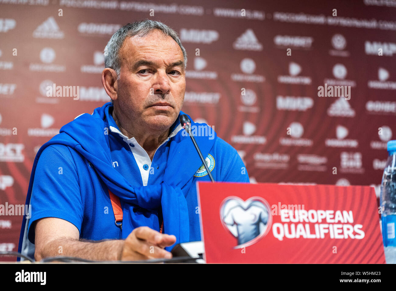 Knittelfeld, Russland - Juni 8, 2019. San Marino National Football Team Coach Franco Varrella auf einer Pressekonferenz nach der 0-9 Niederlage in der UEFA Euro 2020 Stockfoto