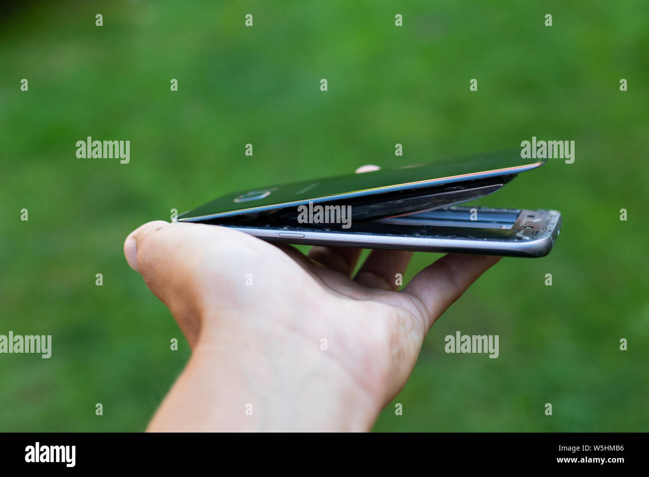 Nahaufnahme eines beschädigten Smartphone mit erweiterten Lithium-Ionen-Akku Stockfoto