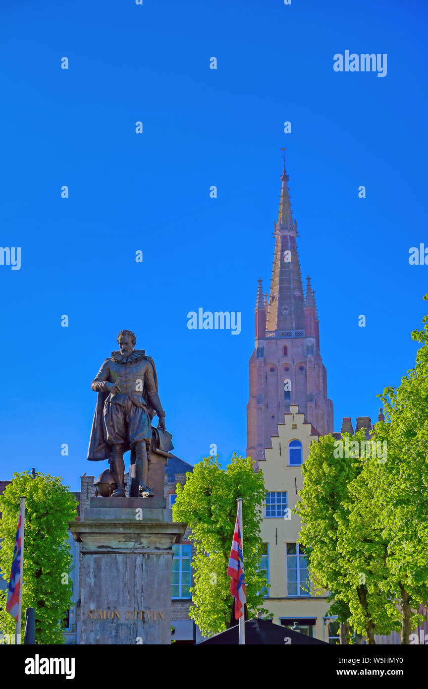 Die Statue von Simon Stevin im historischen Zentrum von Brügge (Brügge), Belgien. Stockfoto