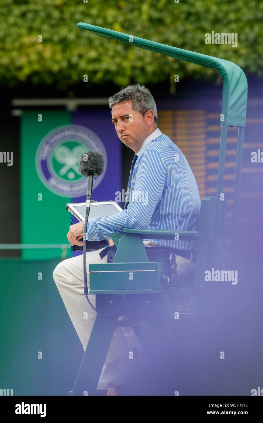 Hof Offizielle Wimbledon Schiedsrichter an den Meisterschaften, Wimbledon 2019. Stockfoto