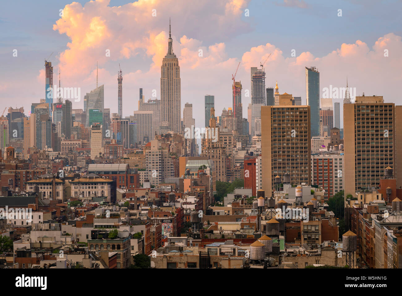 New York City Blick von Tribeca über der Innenstadt von Soho, West Village und Chelsea auf die Skyline von Midtown Manhattan, New York City, USA. Stockfoto