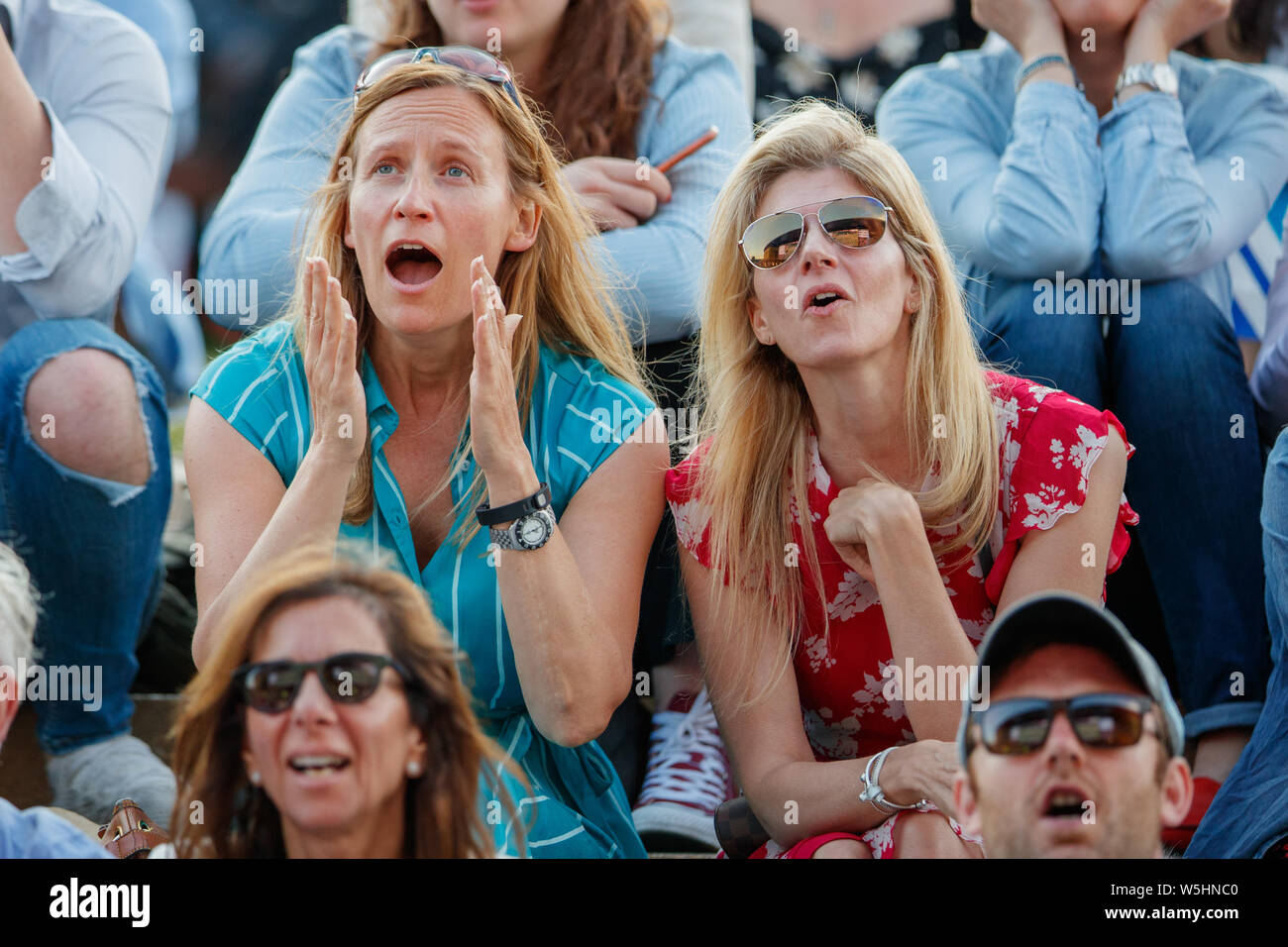 Zuschauer auf Henman Hill Murray Damm oder Aorangi Hill während der Meisterschaften in Wimbledon 2019. Stockfoto