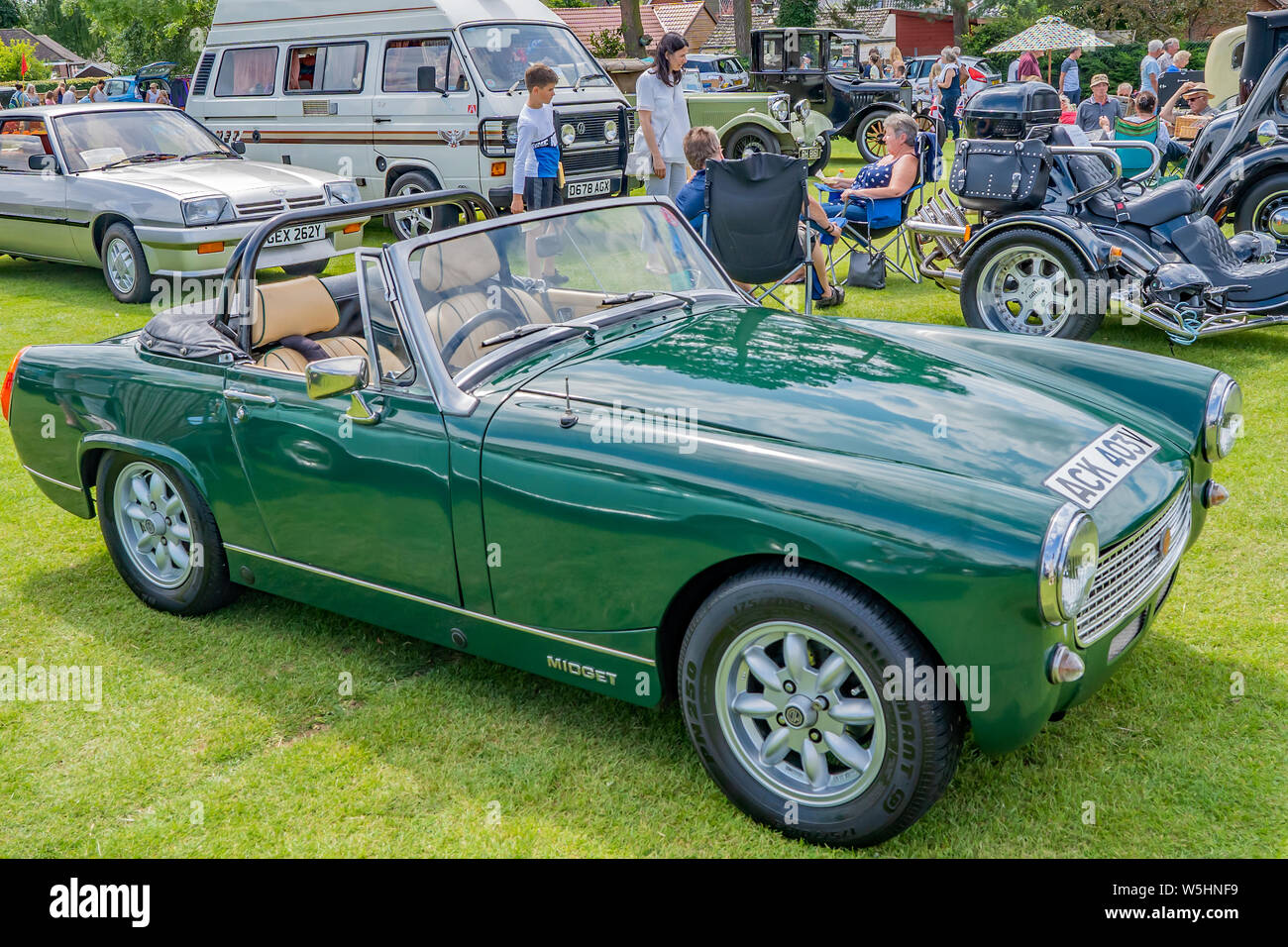 Vorder- und Seitenansicht eines Vintage MG Midget Sportwagen auf der jährliche Klassiker und Oldtimer Show in Wroxham, Norfolk, Großbritannien Stockfoto