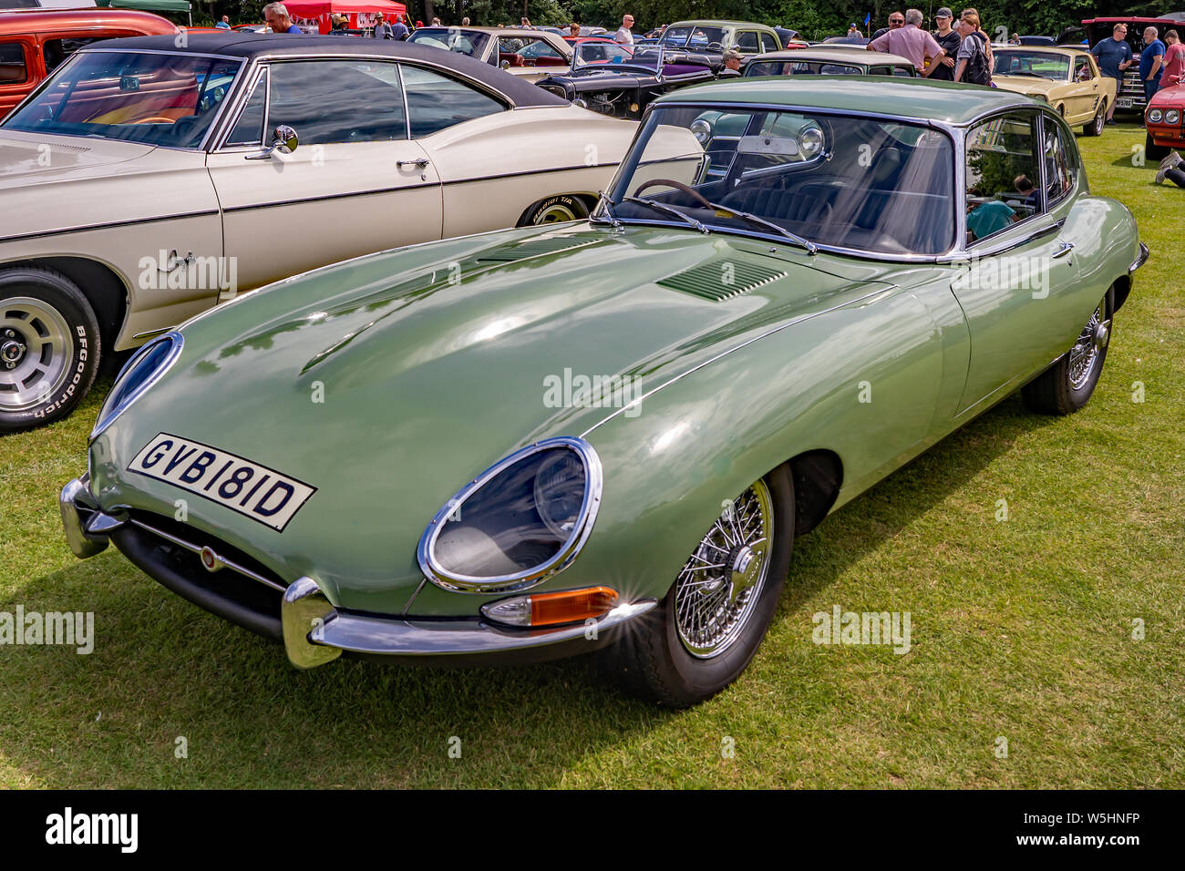 Vorderansicht eines britischen Sportwagen, Jaguar E-Type, auf Anzeige an der Klassiker und Oldtimer Show in Wroxham, Norfolk, Großbritannien Stockfoto
