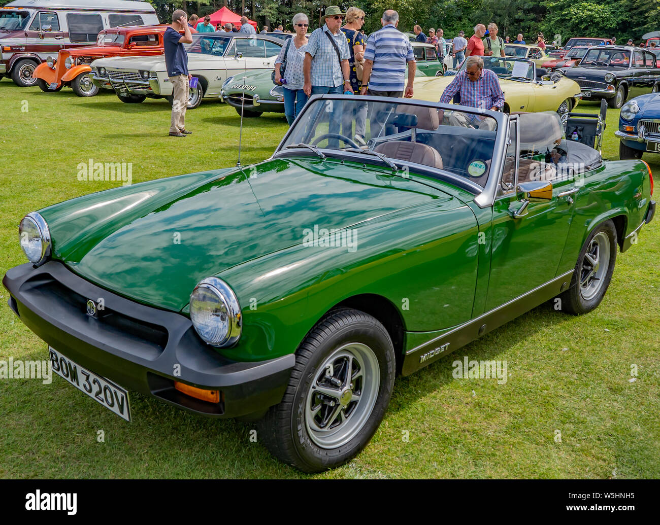 Vorderansicht eines klassischen MG Midget Sportwagen auf der jährliche Klassiker und Oldtimer Show in Wroxham, Norfolk, Großbritannien Stockfoto