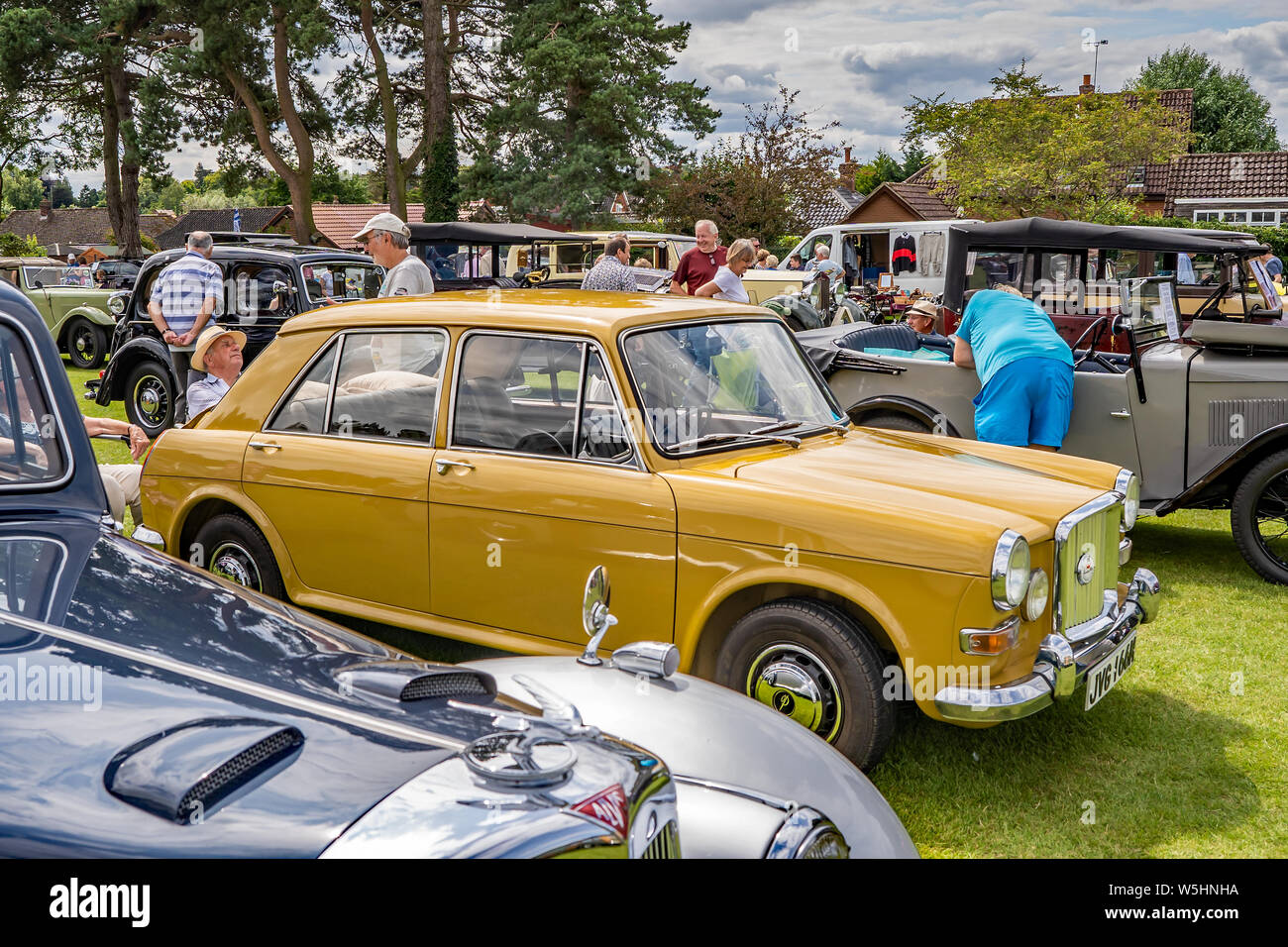 Eine Sammlung von Oldtimer Oldtimer auf der jährlichen Classic Car Show in Wroxham, Norfolk, Großbritannien Stockfoto