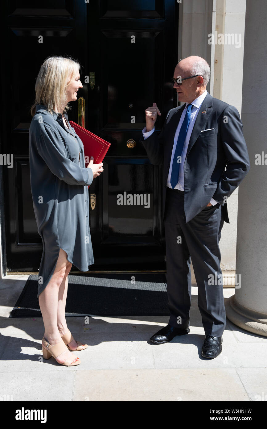 Der internationale Handel Sekretärin Liz Truss trifft mit US-Botschafter in Großbritannien, Woody Johnson, bei Winfield House in London. Stockfoto