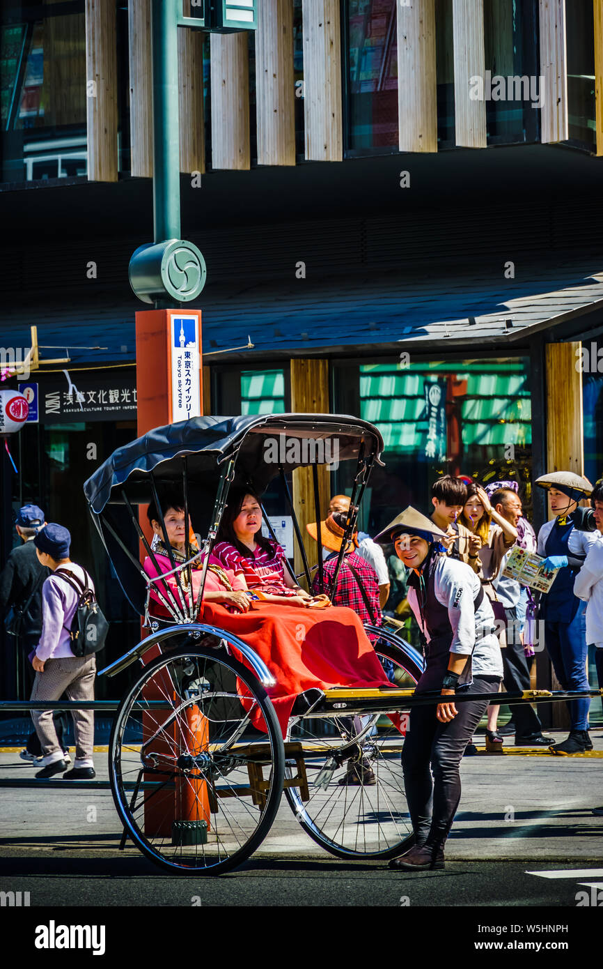 Tokyo, Japan - 11. Mai 2019: Asakusa geführte Tour auf einer Rikscha (jinrikisha, wörtlich "Powered Vehicle"). Sensoji ist Asakusa die Hauptattraktion. Stockfoto