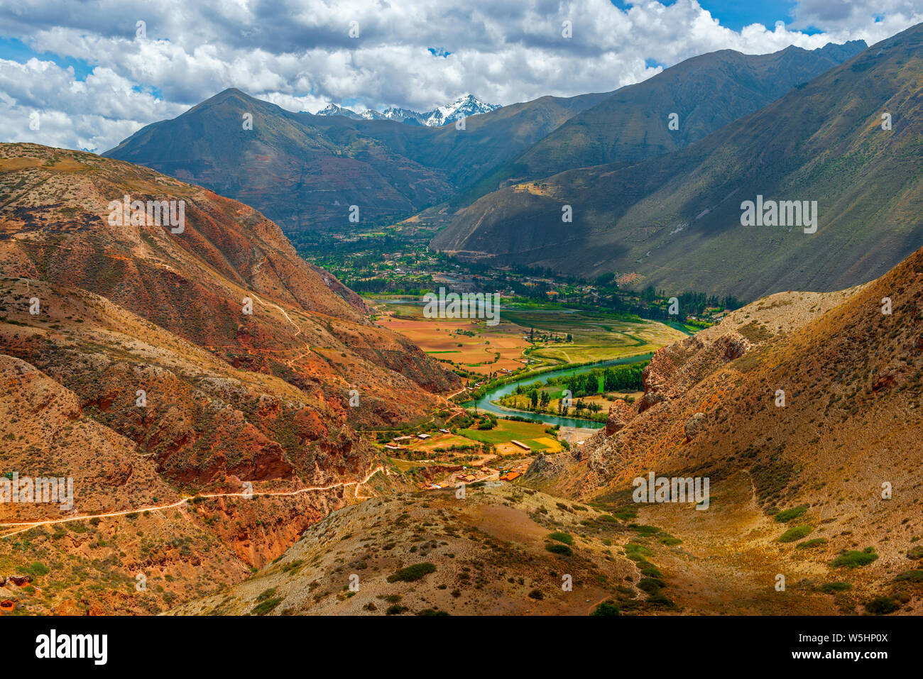 Das Heilige Tal der Inka mit Landwirtschaft Felder entlang des Urubamba Flusses und der salcantay Andes Mountain Peak im Hintergrund, Cusco, Peru. Stockfoto