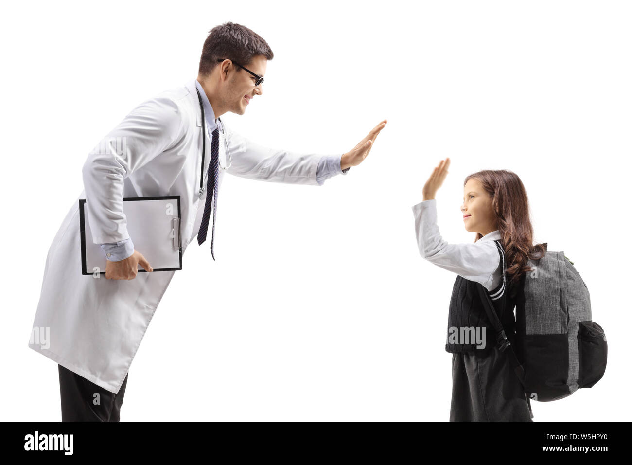 Junge männliche Arzt, high-fiving mit einer Schülerin auf weißem Hintergrund Stockfoto