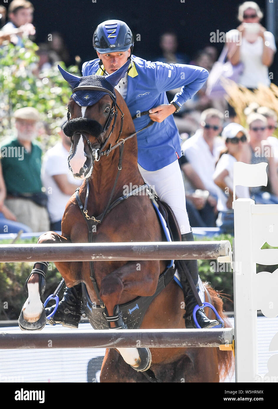 Berlin, Deutschland. 27. Juli, 2019. Reitsport/Springen: Global Champions Tour: Christian Ahlmann aus Deutschland über ein Hindernis springt mit seinem Pferd eine Chance auf Mich Z an der Berliner Grand Prix. Quelle: Britta Pedersen/dpa-Zentralbild/dpa/Alamy leben Nachrichten Stockfoto