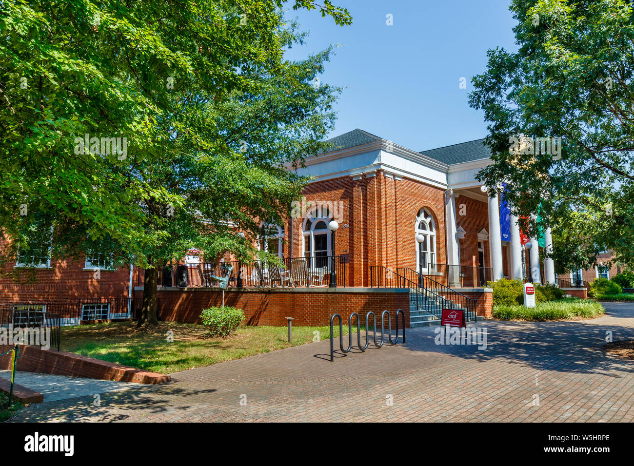 GREENSBORO, NC, USA - 27. Juli: Hege Bibliothek am Juli 27, 2019 an der Guilford College in Greensboro, North Carolina. Stockfoto