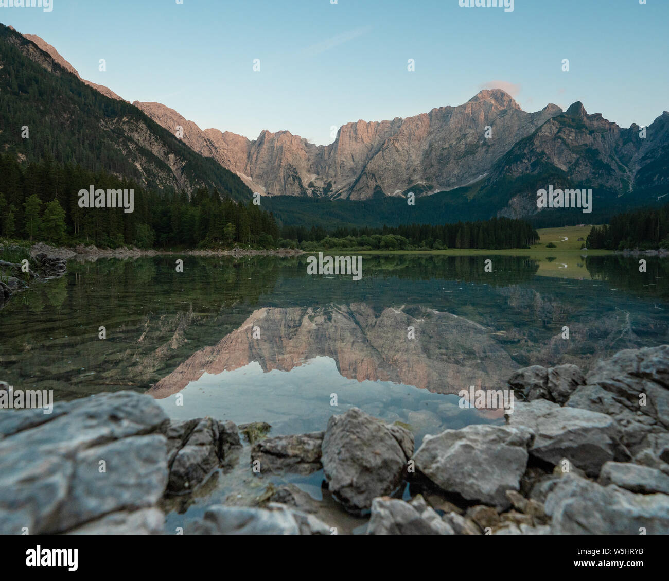 Alpen Berge Bäume spiegeln sich in einem See Stockfoto