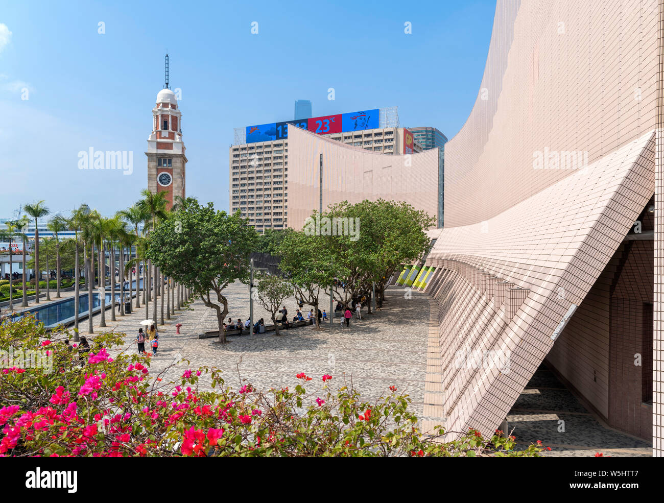 Hong Kong Cultural Centre mit Blick auf die ehemaligen Kowloon-Canton Railway Clock Tower, der Promenade Tsim Sha Tsui, Kowloon, Hongkong, China Stockfoto