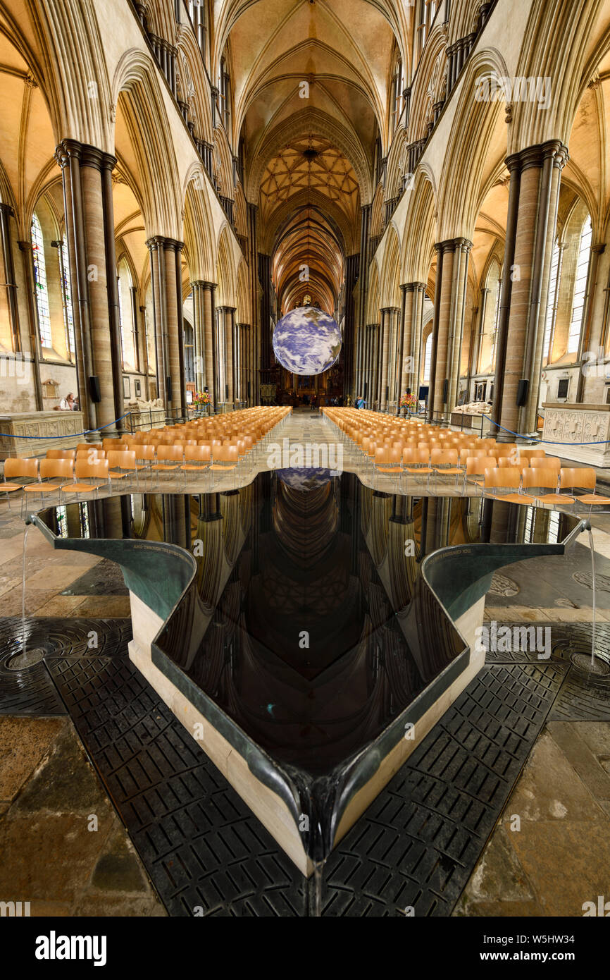 Kreuz Taufbecken Brunnen und rotierender Globus innerhalb der mittelalterlichen Kathedrale von Salisbury geformt Stockfoto