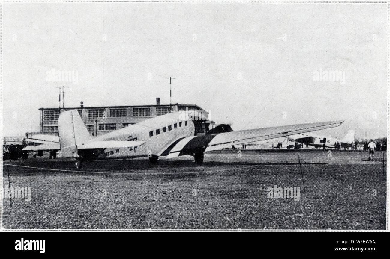 UN Junkers trimoteur de l'Eurasia et un Douglas bimoteur de la C.N.A.C. sur l'aéroport de Changhai. Kine. 1937 Stockfoto