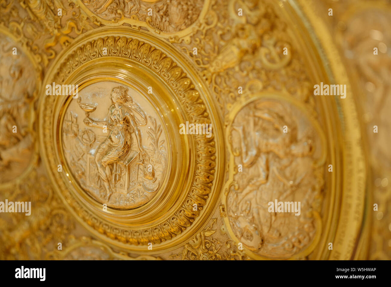 Detail der Venus Rosewater Dish und der Ladies' Singles Trophäe für die Meisterschaften in Wimbledon 2019. Stockfoto