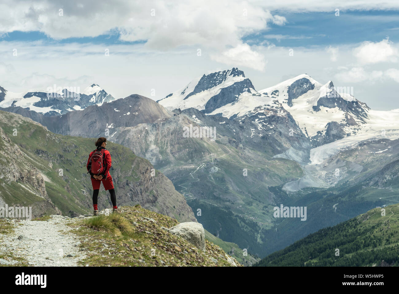 Junge Frau, Wandern auf der Moräne oberhalb Zmutt Gletscher in der Nähe von Zermatt, Cantone Wallis, Wallis, Schweiz Stockfoto