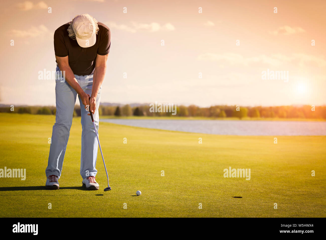 Ältere golf Player auf Grün mit Copyspace. Stockfoto