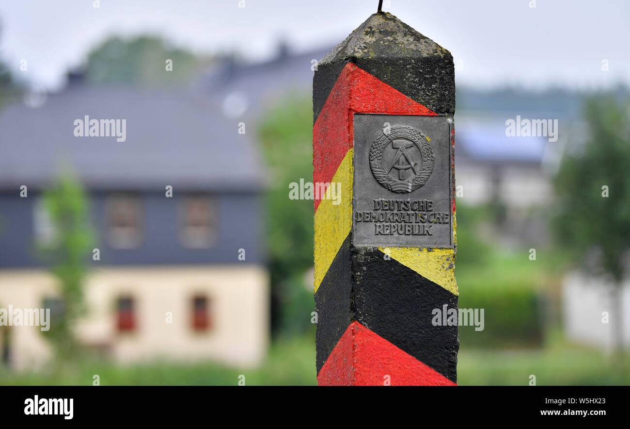 29 Juli 2019, Thueringen, Mödlareuth: einer Grenzkontrollstelle mit Wappen und der Aufschrift 'Deutsche Demokratische Republik' kann in der Deutsch-Deutschen Museum Mödlareuth gesehen werden. Der diesjährige Sommer Tour der Thüringer Minister der Umwelt führt über 9 Tage und 24 Stationen entlang der grünen und der blauen Band durch Thüringen. Foto: Martin Schutt/dpa-Zentralbild/dpa Stockfoto