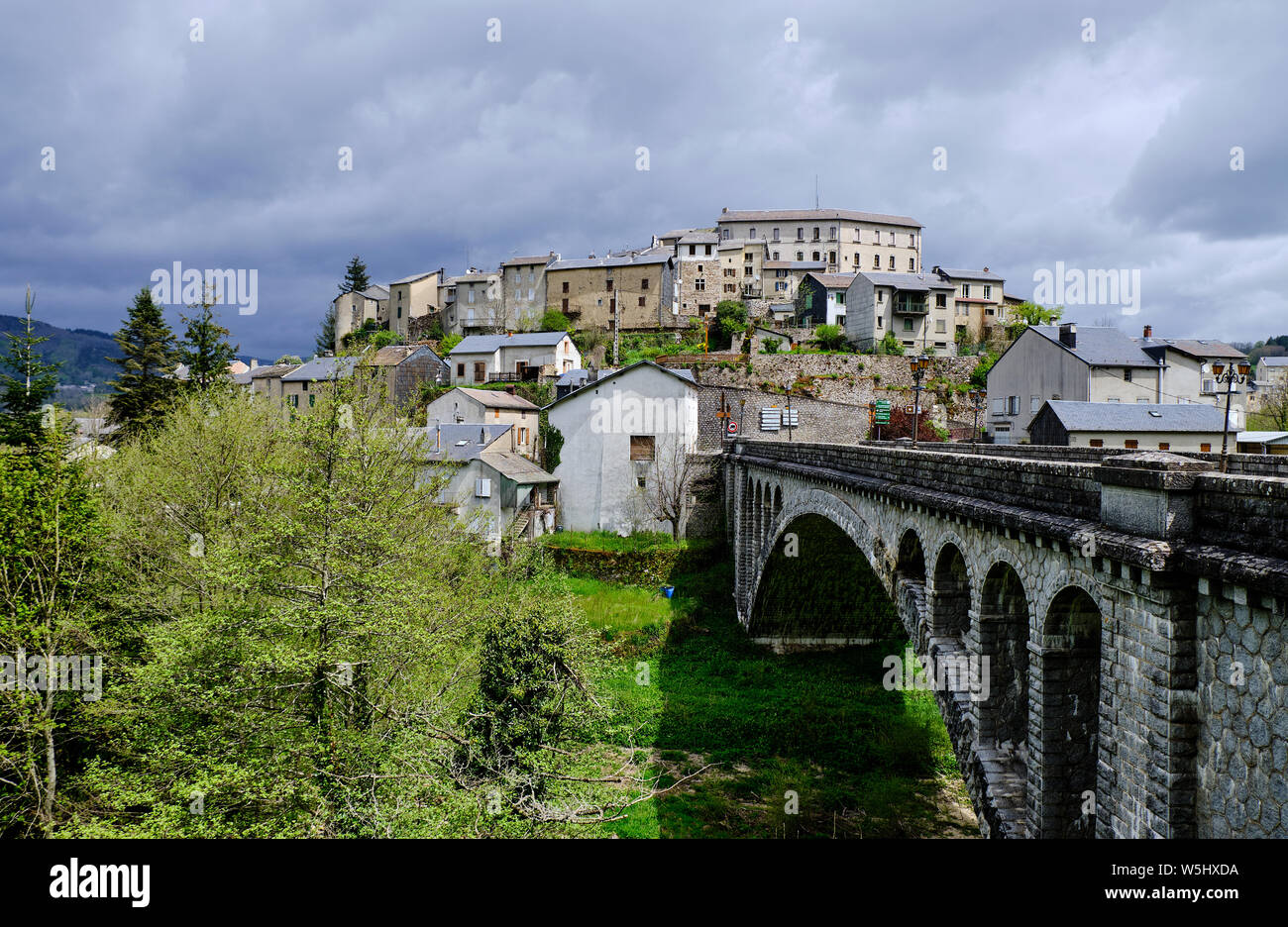 Brücke über den Fluss Agout, die zum Dorf La Salvetat-sur-Agout. Stockfoto