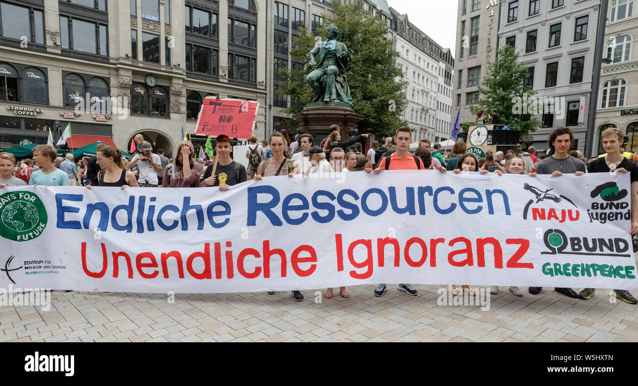 29 Juli 2019, Hamburg: Demonstranten halten ein Banner mit der Aufschrift "Endliche Ressourcen. Earth Overshoot Day beschreibt die Zeit, zu der die natürlichen Ressourcen für das laufende Jahr verbraucht werden. Foto: Markus Scholz/dpa Stockfoto