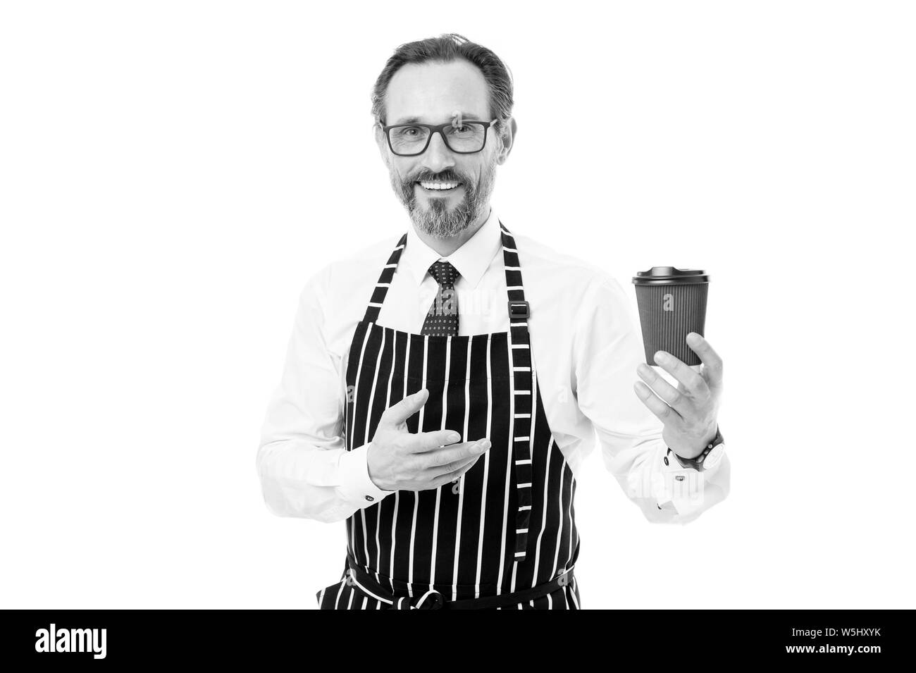 Ihr Kaffee trinken gehen. Bärtiger Mann barista halten Papier Kaffeetasse. Barista in Schürze serviert Kaffee. Coffee Shop Konzept. Reifen Kerl halten trinken. Probieren Sie die köstlichen Getränk. Energie tanken. Erfahrenen Barista. Stockfoto