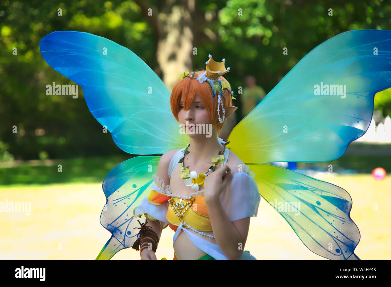 Hannover, Deutschland, 30. Juni, 2019: Yong weibliche Cosplayer stellt während der deutsch-japanischen Festival in den öffentlichen Park, Manga Charakter eines Schmetterlings mit Blu Stockfoto