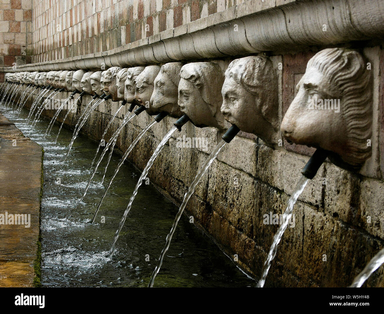 Italien Abruzzen L'Aquila "Fontana delle 99 Cannelle Stockfoto