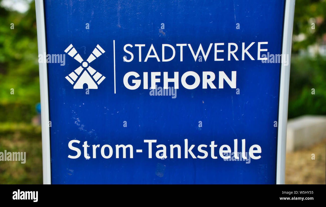 Gifhorn, Deutschland, Juli 7., 2019: Blick auf eine elektrische Tankstellen für Elektroautos mit der Angabe der Betreiber Detail Stockfoto